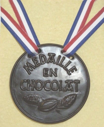 Médaille De Chocolat Sur Une Solide Arrière-plan Blanc Banque D'Images et  Photos Libres De Droits. Image 5160920